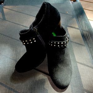 Naturalizer Intrepid suede grommet short bootie. Brand new- never worn- size 9